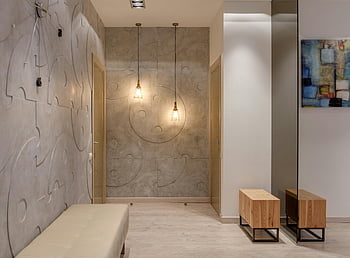 Moderní hala interiéru, závěsné lampy, Současná minimalistická chodba, Texturované stěny, závěsné osvětlení, moderní umění, dřevěné lavice, abstraktní malba, minimalistický design, Chodní výzdoba, moderní osvětlení