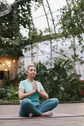 oudere vrouw, yoga meditatie, Serene botanische tuin, wellness, ontspanning, yoga oefening, outdoor yoga, meditatie pose, gezonde levensstijl, natuurlijke omgeving, yogamat
