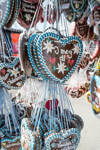 Perníkové sušenky ve tvaru srdce, Dekorace Oktoberfestu, Mnichov Oktoberfest, hnědá bílá modrá srdce, tradiční dekorace, srdce dekor, perník cookies, Festival Treats, cookies ve tvaru srdce, OKTOberfest Treats, dekorace ve tvaru srdce