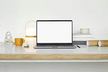 laptop, biały drewniany stół, konfiguracja obszaru roboczego, kubek, dekoracje, białe biurko, Elegancki obszar roboczy, lampka biurkowa, książki, materiały biurowe, Minimalistyczne biurko
