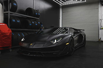 černý lamborghini aventador, luxusní auto, Současná garáž, kola, nástroje, černé sportovní auto, nastavení garáže, špičkové vozidlo, elegantní design, automobilového průmyslu, pneumatiky