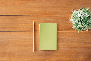 ploché ležel, Zelený notebook, tužka, dřevěný stůl, rostlina, tvořivost, organizace, hnědý dřevěný povrch, Bílé poznámky, nastavení stolu, kancelářské potřeby
