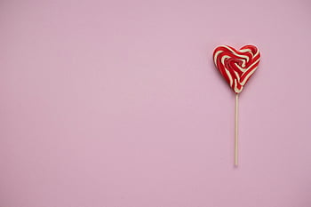 Srdeční lízátko, červená a bílá lízátko, růžové pozadí, Valentýn, Sweet Lollipop, srdce, cukroví, Romantický dárek, symbol lásky, Slavnostní pochoutka, srdce cukroví