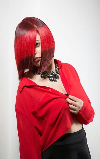 cabello rojo, blazer rojo, moda audaz, retrato de estudio, Cabello rojo llamativo, collar, moda mujer, configuración de estudio, traje rojo, retrato de moda, blusa roja