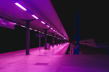 architektonická fotografie, Neonové vlakové nádraží, Toledo platforma, městskou architekturu, noční fotografie, zářivá neonová světla, nástupiště železniční stanice, moderní architektura, panoráma fotografie, městského designu, noční scénu