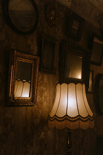 hnědá dřevěná orámovaná zrcátka, Zrcadla zdi, stolní lampa, Teplý vintage dekor, ozdobená zrcadla, Osvětlená lampa, útulný interiér, retro design, vinobraní interiér, výzdoba stěn, stínidlo