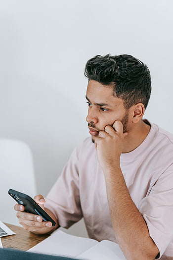 Om etnic gânditor, smartphone, birou, tânăr, concentrare, lucrand de acasa, Cadru în interior casual, etnicul om, utilizarea smartphone -ului, biroul de acasă, Munca ocazională
