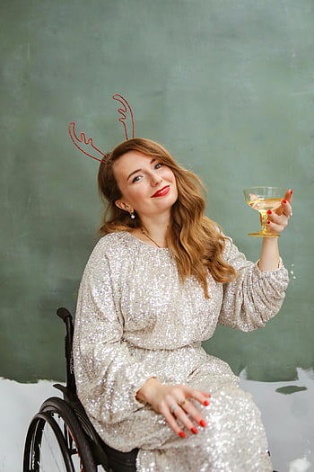 šťastná žena, invalidní vozík, flitrové šaty, Nový rok oslava, sklenice na víno, kapalný, slavnostní, sobí parohy, usmívající se, večírek, oslava