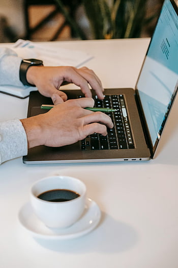 studerende, kaffe, bærbar, browsing, balance mellem arbejde og fritid, cafe, bord, mand arbejder, kop kaffe, hænder skrive, notesbog