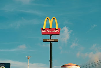 McDonald's znamení, modrá obloha, Automatická značka, Světlé znamení, čisté nebe, venkovní znamení, značka rychlého občerstvení, logo společnosti mcdonald, pozadí oblohy, Automatická služba, McDonald's Automatic