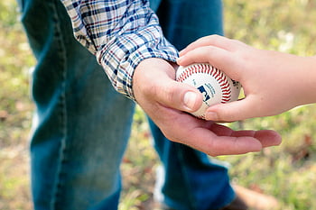 otec a syn, baseball, venkovní, slunečný den, detail, ruce, Bílá baseballová míč, kolem, rodinné lepení, sportovní, rekreace