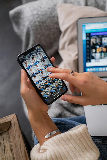 osoba posiadająca smartphone, czarny smartfon, ustawienie wewnętrzne, wysoki kąt strzału, Smartfon i laptop, Edycja zdjęć, Środowisko wewnętrzne, Przypadkowe ustawienie, nowoczesna technologia, urządzenie osobiste