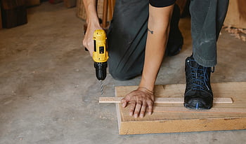 muž vrtání, dřevěné prkno, dílna, detail, vrtat, Vnitřní workshop, zpracování dřeva, tesařství, nářadí, diy projekt, praktická práce