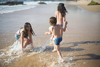 ผู้คนบนชายหาด, ครอบครัว, วันที่แดดจ้า, ชายหาดโปรตุเกส, สาด, คลื่น, กิจกรรมชายหาด, เด็ก ๆ กำลังเล่น, สนุกชายหาด, ความเพลิดเพลินริมทะเล, วันหยุดของครอบครัว