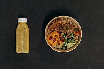 cibo salutare, ciotola vegana, quinoa, verdure fresche, bottiglia di frullato, sfondo scuro, pasto vibrante, a base vegetale, nutriente, bevanda salutare, Smoothie vegano