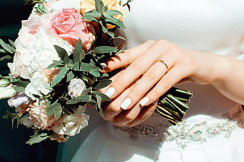 donna che tiene il mazzo, rose bianche, rose rosa, bouquet da sposa, Anello elegante, sposa, avvicinamento, composizione floreale, mano con anello, fiori da sposa
