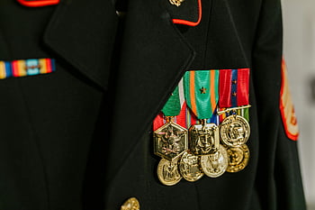seragam angkatan laut, medali emas, seragam militer, medali yang semarak, Pengakuan Kehormatan, foto close-up, medali seragam, Penghargaan Militer, tampilan medali, detail seragam