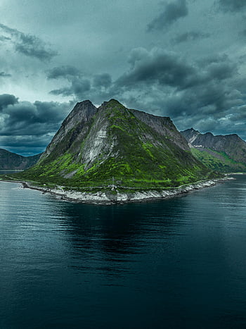 montagne verdi, vicino a riva, Isola montuosa, cielo nuvoloso, acque calme, fotografia drone, paesaggio drammatico, scenario naturale, vista panoramica, fotografia all'aperto, fotografia di paesaggio