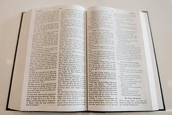 Biblia, nyitott biblia, Szentírás szövege, faasztal, vallási témák, spirituális témák, közeli felvétel, Szent Biblia, vallásos könyv, spirituális könyv, nyitott könyv