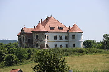 Hrad Pekry-Radak, Ozd, 17. století, Spáleno 1709, Státní majetek, opuštěný, Bonus Pastor Foundation, terapeutické centrum, Víceúčelové centrum, Obnovení podkroví, Kulturní hostel