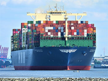 Frachtschiff, Fracht Container, Hamburger Hafen, Vorderansicht, riesiges Frachtschiff, beladene Container, Seeverkehr, Containerschiff, Seefracht, Portlogistik, Internationales Versenden