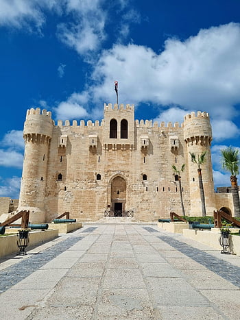 ciudadela de qaitbay, alejandria, arquitectura histórica, cielo azul brillante, vista frontal, fachada de castillo, Egipto, fortaleza medieval, estructura de piedra, palmeras, cañones