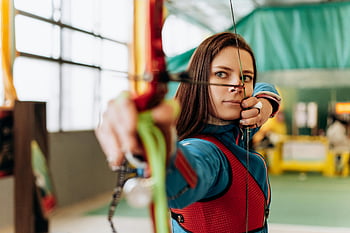yay ve ok, kapalı okçuluk, hassas çekim, odak, Okçuluk Uygulaması, Kadın Okçu, hedefleyen, spor fotoğrafçılığı, kapalı alan sporları, okçuluk ekipmanları