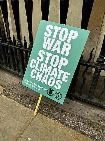 zmiana klimatu, znak protestu, zatrzymać wojnę, Zatrzymajmy chaos klimatyczny, zielony znak, aktywizm środowiskowy, aktywizm klimatyczny, protest wojenny, protest klimatyczny, Protest uliczny, koalicja protestacyjna