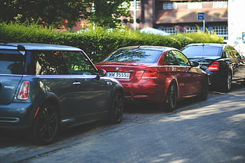 bmw m3, mini cooper, zaparkovaná auta, ulice lemované stromy, Elegantní automobilový design, městské parkování, červené auto, černé auto, pouliční scény, Automobiloví nadšenci, automobilového designu