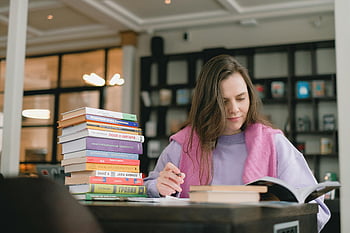 žena studovat, Příprava zkoušky, knihovna, Stoh knih, poznámky, Dobře osvětlené, Mladá žena, intenzivní studium, akademický, vzdělání, čtení