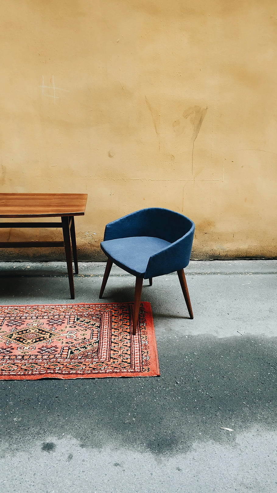 modrá židle, dřevěný stůl, minimalistický interiér, Vintage modrá židle, perský koberec, Jednoduchý dřevěný stůl, výzdoba pokoje, Vzhled interiéru, moderní nábytek, Útulný prostor, domovní dekorace