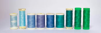 Blue Thread cívky, Zaměření zelených nití, šicí nit, odstíny modré, Odrůda vláken, bílé pozadí, modrá a zelená, uspořádání vláken, cívky nití, šicí potřeby, barvy vlákna