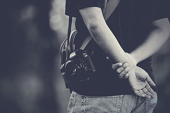 グレースケール写真、 カメラを着ている男、 白黒写真、 屋外の写真家、 カメラは肩にかかっています、 屋外の写真、 モノクロ画像、 率直なショット、 ストリート写真、 芸術的な写真
