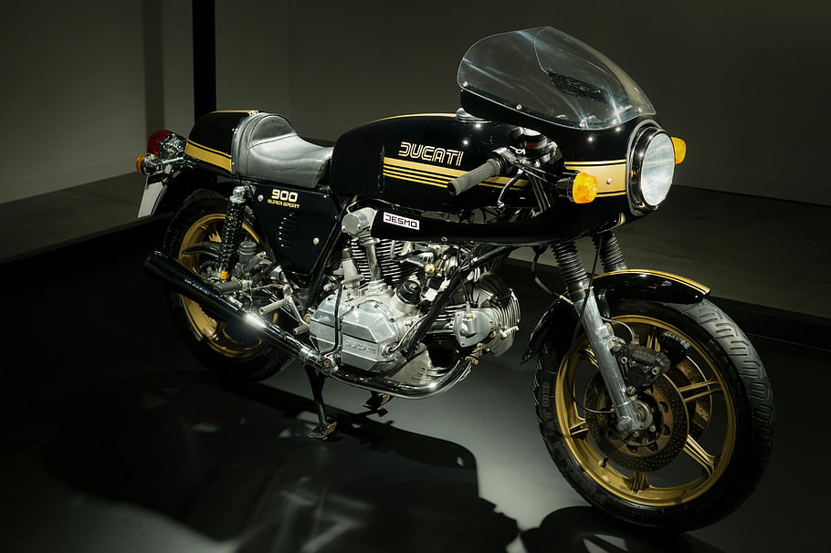 Black Ducati, café racer, motocykl, Vintage ducati, 900 Super Sport, Showroom Floor, Klasický design, Ducati Bike, Retro motocykl, sportovní kolo, Styl kavárny