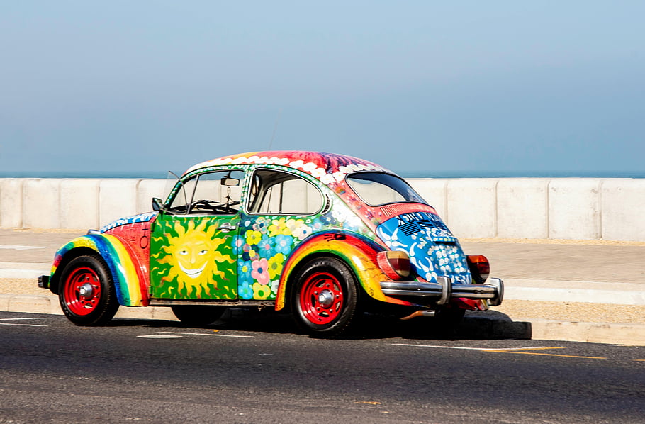 volkswagen brouk, vícebarevný, vinobraní, Umělecké barvy, zaparkováno, oceán, čisté nebe, barevné auto, retro auto, beachside, Umělecký design