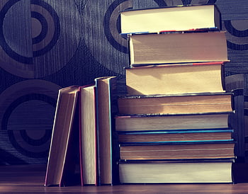 libri a copertina rigida, libri d'epoca, amanti della letteratura, libri con copertina rigida, pila di libri, atmosfera vintage, materiale di lettura, collezione di libri, decorazioni per librerie, fotografia del libro