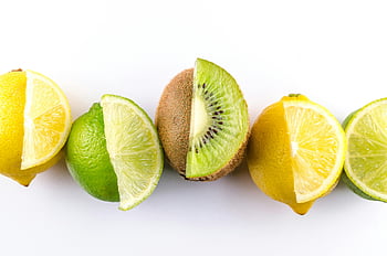 nakrájené ovoce, plátky kiwi, plátky citronu, plátky limetky, Barevné uspořádání, svěžest, živost, bílé pozadí, ovocné odrůdy, citrusové plody, Zdravé stravování