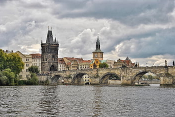 Karlův most, Praha, Česká republika, historický most, věže, kamenné práce, panoráma města, staré Město, budov, staré budovy, fasády