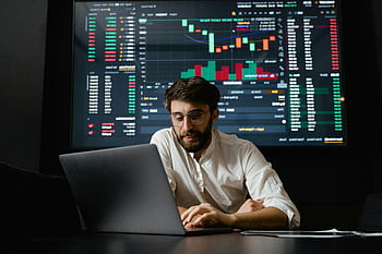 kriptovaluta trendek, piaci adatok, férfi elemző, munkaállomás, Több kijelző, Pénzügyi elemzés, tőzsde, kereskedés, digitális pénzügy, gazdasági elemzés, távoli munka