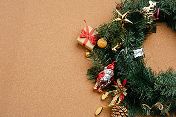 Weihnachtskranz, Festliche Ornamente, Geschenkbox, strukturierten Hintergrund, Nahaufnahme, Feiertagsdekorationen, Weihnachtsdekorationen, Weihnachtsverzierung, Goldstern, Tannenzapfen, rotes Band