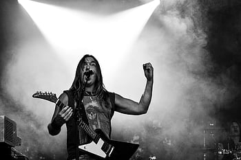 en blanco y negro, musico de rock, guitarra, escenario, presentación de conciertos, vocalista, dinámica, fumar, micrófono, destacar, actuación