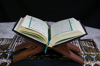 quran, åpen bok, Arabisk kalligrafi, tre stativ, tro, tradisjon, religiøs tekst, hellig bok, Islamsk skrift, nærbilde, Åndelig lesing