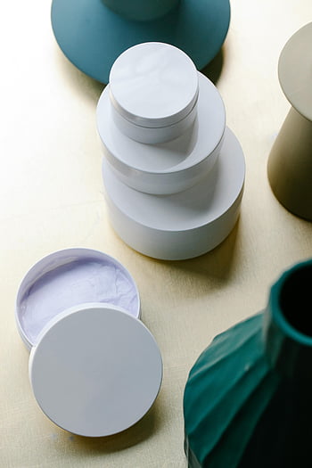 Kosmetické krémové sklenice, sklenice péče o pleť, minimalistické nastavení, měkké osvětlení, elegantní displej, Skládané sklenice, Složení tabulky, vázy, kosmetické výrobky, krémové kontejnery, estetické uspořádání