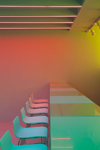 sedie vuote, Tavoli moderni, illuminazione a gradiente, interno minimalista, design contemporaneo, luci al neon, fila di sedie, tavoli vuoti, arredamento moderno, interior design, illuminazione colorata