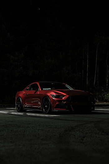 červený ford mustang, noční fotografie, Elegantní sportovní auto, červené sportovní auto, noční scénu, fotografování automobilů, ford mustang, rychlost a elegance, zaparkované auto, noční auto, červené auto