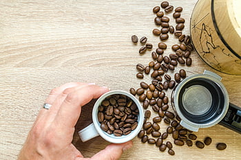 koffiebonen, mok, hand met mok, gebrande koffiebonen, koffiezetapparaat, houten tafel, koffie bereiding, Koffiebonen in mok, koffiebonen op tafel, koffie zetten, koffie accessoires