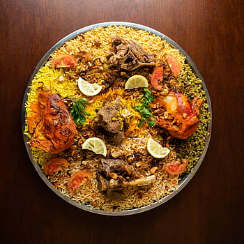 Arabská mandi rýže, Sukulentní maso, plátky citronu, rajčata, režijní záběr, jídlo, Aromatická rýže, zdobené, tradiční jídlo, Středovýchodní kuchyně, fotografování potravin