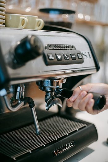 barista, portafilter, coffee machine, espresso machine, modern coffee shop, hand operating, Vivaldi, coffee preparation, coffee shop setting, coffee brewing, barista skills