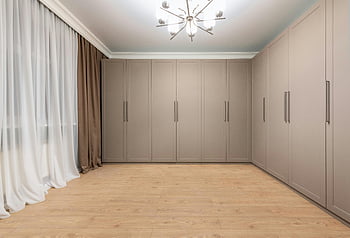 fülke, parketta, fényes csillár, kortárs minimalista, bézs szekrények, fapadló, otthon belső, modern szekrény, luxus otthon, belsőépítészet, minimalista design