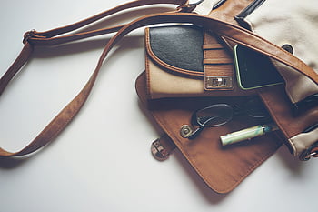 καφέ δερμάτινη τσάντα crossbody, γυαλιά, πορτοφόλι, smartphone, οριζόντια προβολή, δερμάτινη τσάντα, τσάντα crossbody, αξεσουάρ, μόδα, ΤΡΟΠΟΣ ΖΩΗΣ